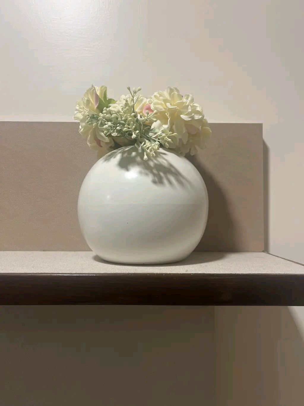 Modern Minimalist Round Spherical Ceramic Flower Vase (13 cm White