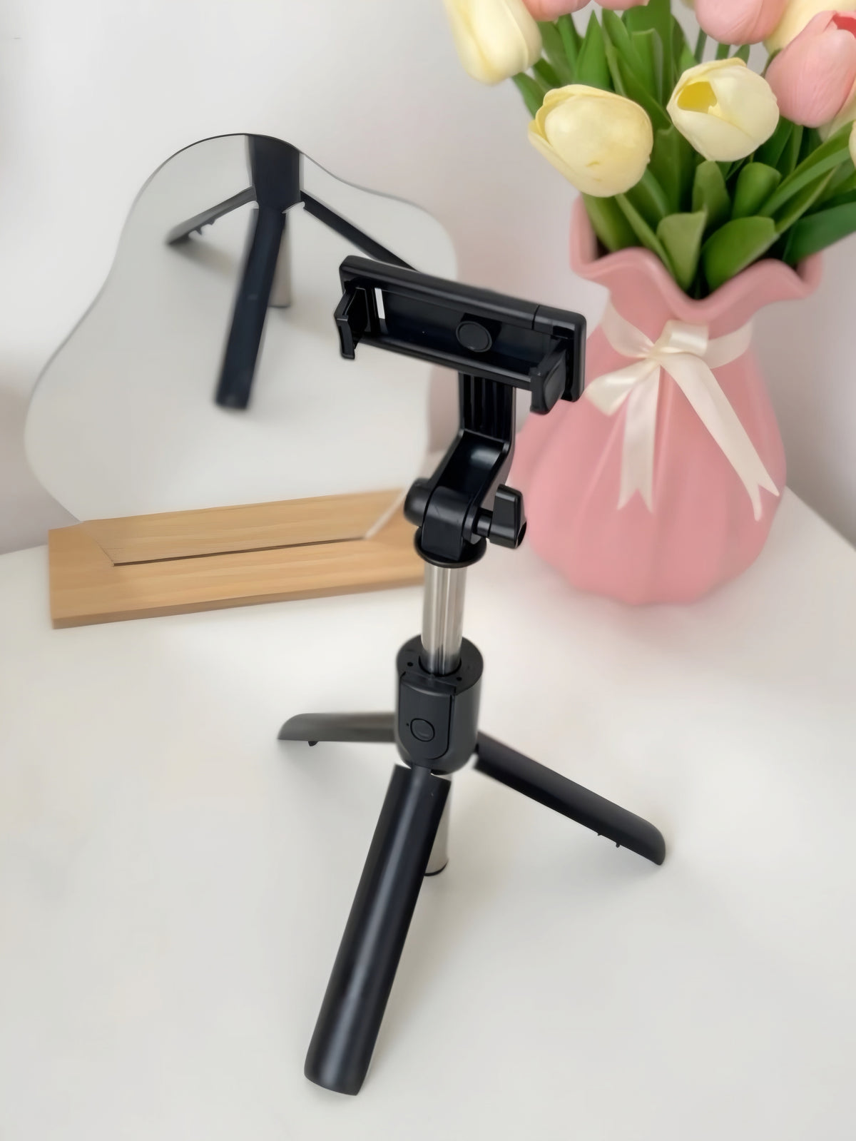60cm Extendable 3-in-1 Selfie Stick Tripod Stand with Detachable Wireless Bluetooth Remote Shutter for Smartphones